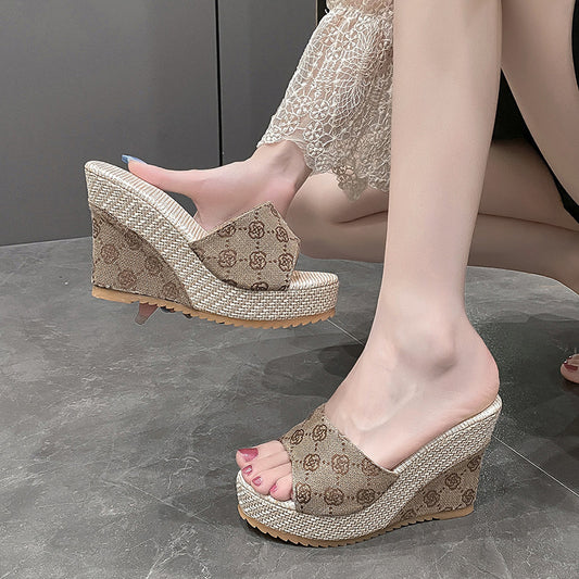 One-shaped Plum Blossom Platform Slippers