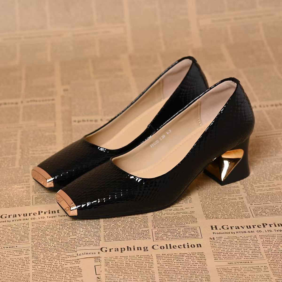 Women's French-style Snake-pattern Chunky-heel Versatile Soft-soled Leather Shoes